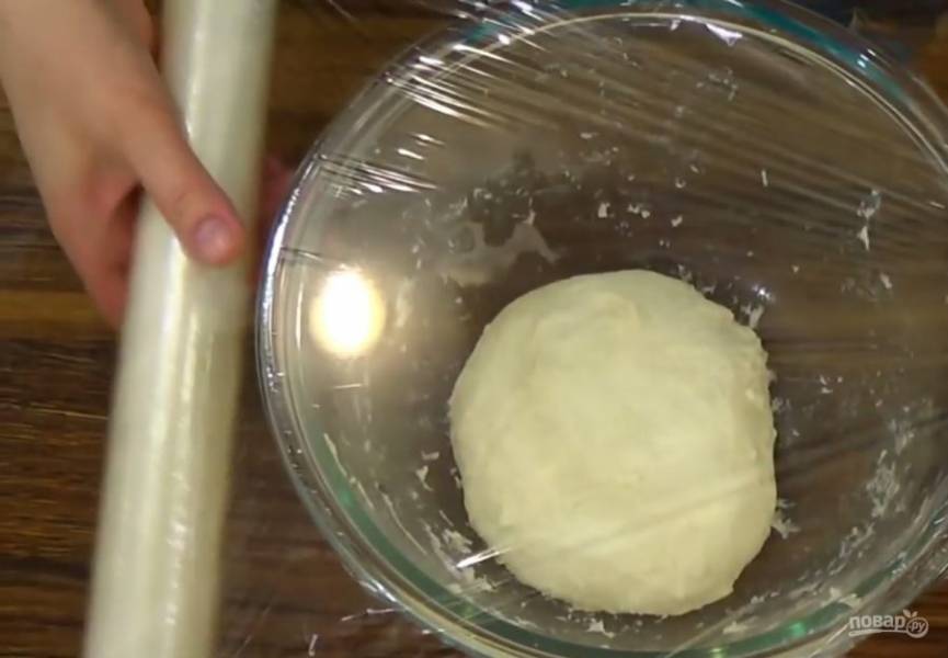 2.  Вымешивайте в течение 5-8 минут (тесто должно слегка прилипать к рукам). Поместите тесто в миску и накройте ее пищевой пленкой на 40 минут.