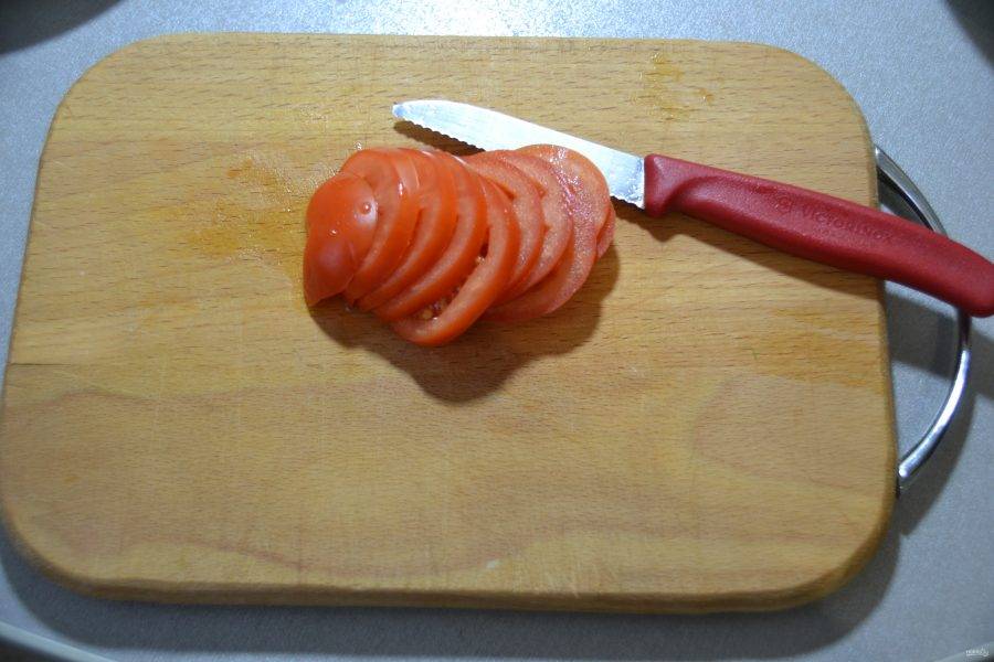 Нарежьте помидоры на дольки.