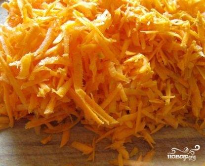 Если в вашей квашеной капусте мало моркови - значит чистим морковку и натираем на крупной терке.