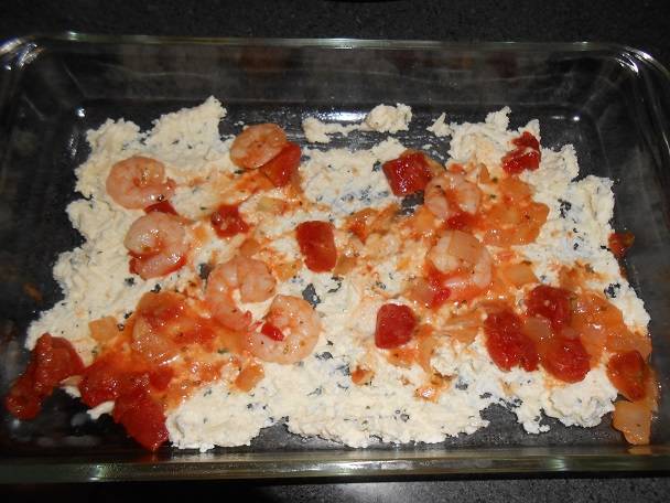 10. На дно жаропрочной формы выложить примерно треть сырной начинки и немного креветок в соусе. 