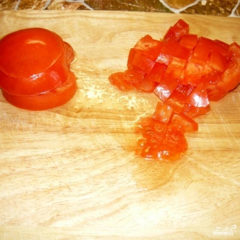 Нарезаем и помидор на кубики. Кстати, можете с помидора снять кожицу, опустив его на несколько минут в кипяток.