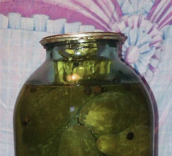 Налейте в банку уксус 9%.
А в кипящую воду добавьте соль и сахар.
Когда сахар с солью растворится, влейте рассол в банку, закатайте ее и переверните.
Укутайте банку в полотенце, дайте ей остыть в перевернутом виде сутки.