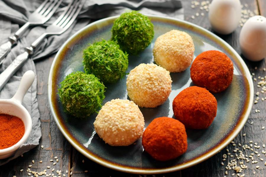 Мягкие сырные шарики к праздничному столу