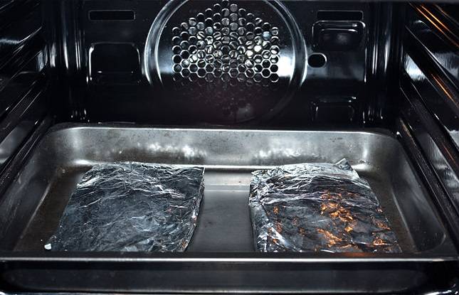 9. Запекайте рыбу в разогретой до 200 градусов духовке в течение 20 минут.
