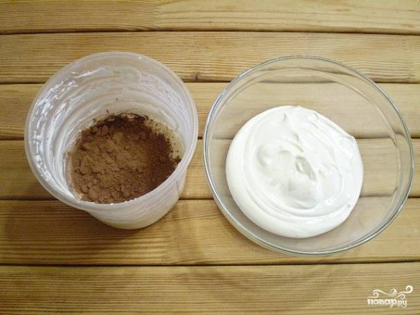 Чтобы оформить мордочку обезьяны, нам понадобится два крема: белый и коричневый. Разделите крем на две части, белого должно быть чуть больше. В меньшую часть добавьте ложку какао.