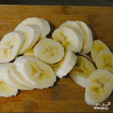 Банан очищаем от кожуры и нарезаем ломтиками.