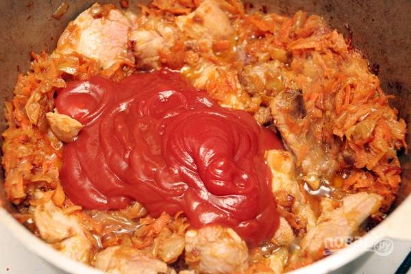 7. Добавьте томатный соус и оставьте тушиться минут на 15. 