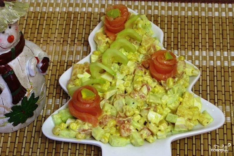Салат с авокадо, яйцами, красной рыбой семгой и сыром