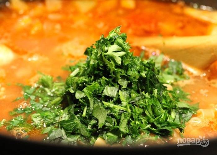Положите мелко нарезанную петрушку и варите суп до готовности макарон.