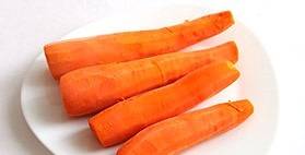 Отварите морковь в подсоленной воде до готовности. Затем остудите и очистите от кожуры.