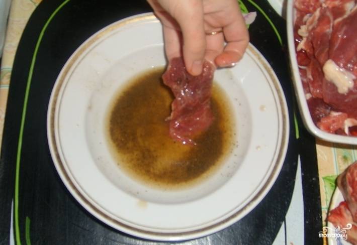Теперь смешиваем соль  перец, добавляем немного води и обмакиваем мясо со всех сторон в этой жидкости. 