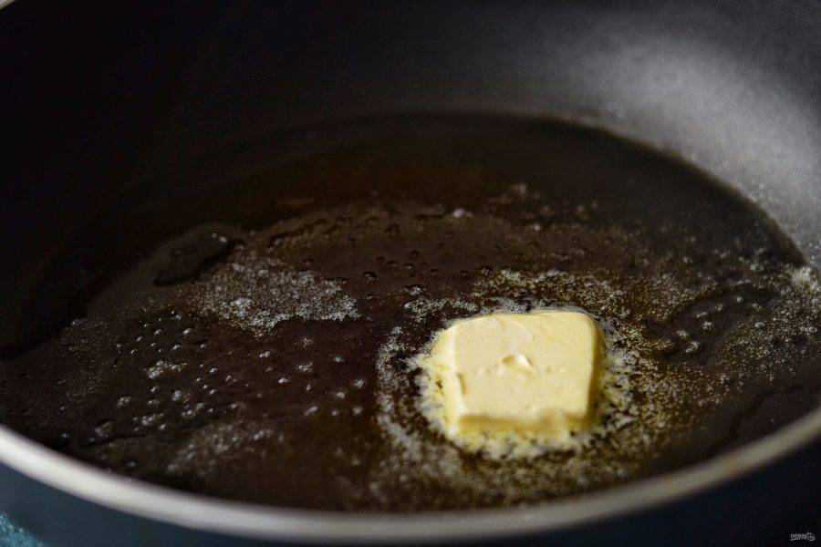 Растопите на сковороде сливочное масло вместе с растительным.