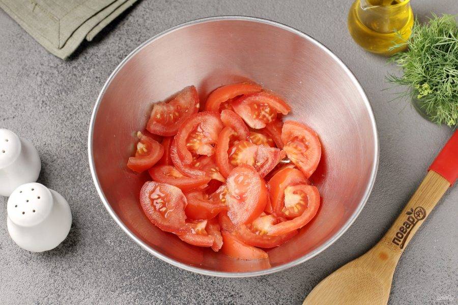 Помидоры нарежьте дольками и переложите в глубокую миску или сразу в салатник.