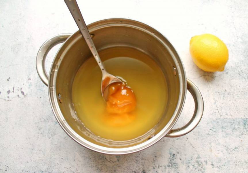Из лимона выжмите сок и влейте в лимонный отвар, перемешайте.