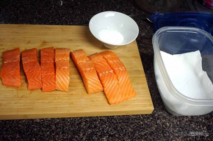 Рыбу вымойте, просушите, затем порежьте довольно крупными кусочками. Кожу не снимайте. На филе нанесите саке, оставьте на 10 минут, затем просушите салфеткой.