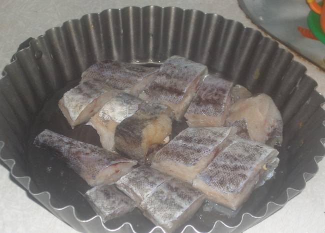 2. Выложить нарезанную рыбку в форму для запекания. Предварительно форму можно смазать немного растительным маслом. 