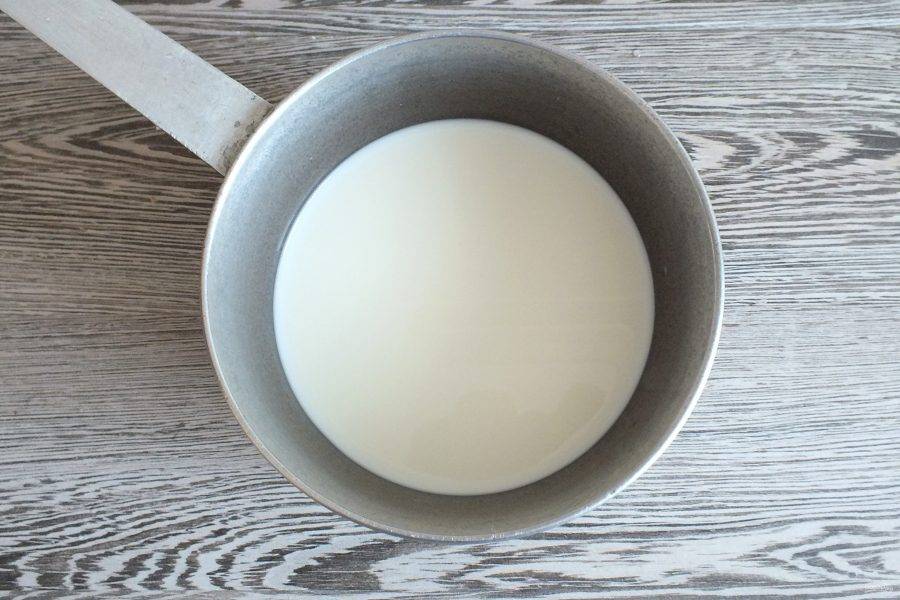 В сотейнике соедините оставшееся молоко с сахаром. Доведите до кипения, влейте тонкой струйкой яично-мучную смесь.