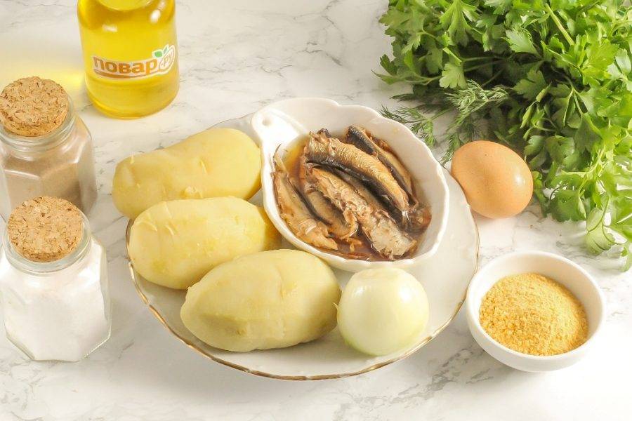 Подготовьте указанные ингредиенты. Картофель отварите заранее примерно 30-40 минут в зависимости от величины клубней. Можно использовать вареный картофель, оставшийся с ужина или завтрака.