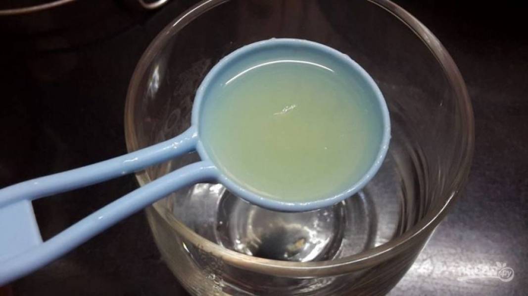 4.	Возьмите стакан, в котором планируете подавать напиток, влейте в него свежий лимонный сок.