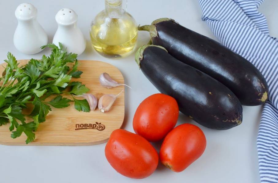 Подготовьте ингредиенты: баклажаны, помидоры, зелень вымойте. Чеснок очистите.