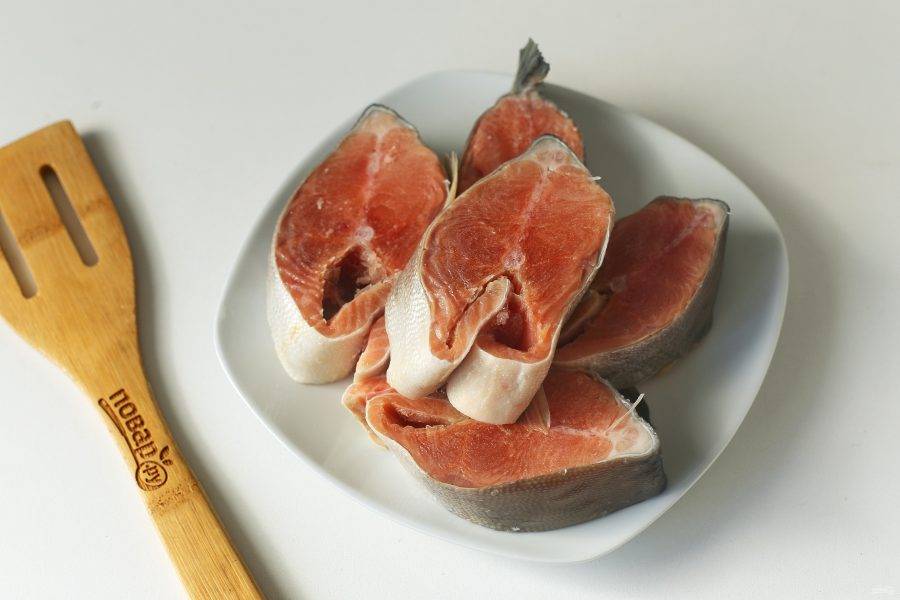 Удалите у рыбы хвост и голову если необходимо, после тщательно промойте её снаружи и изнутри. Нарежьте горбушу на стейки шириной 1,5-2 см.