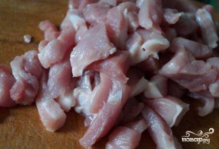 Нарезаем мясо небольшими кусочками: можно полосками, можно кубиками.