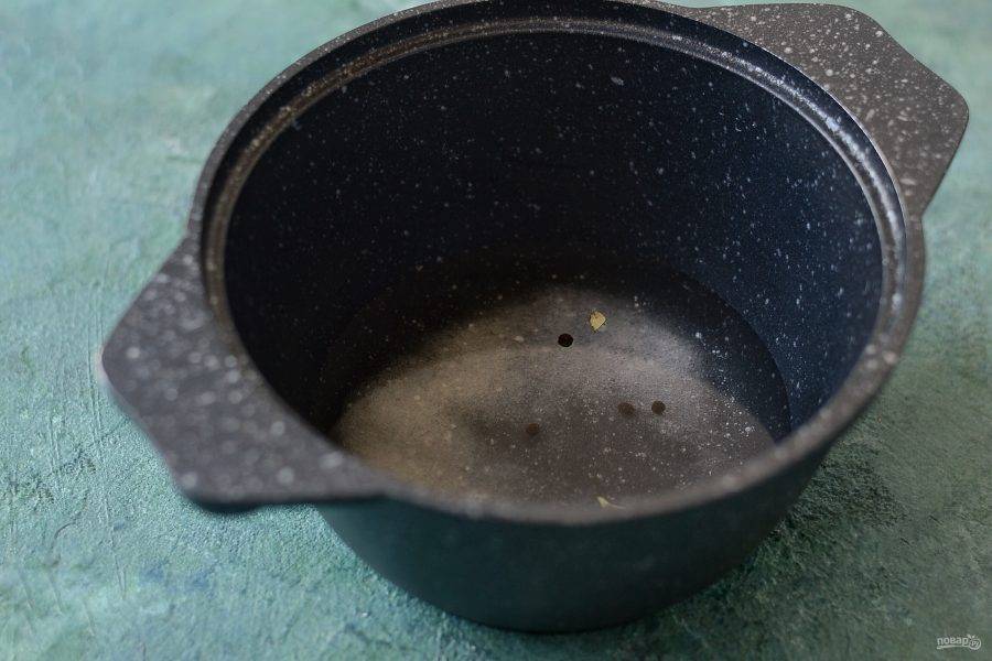 Для маринада вскипятите воду с сахаром и солью. Когда они растворятся, добавьте лавровый лист и перец горошком. Проварите 2-4 минуты, в конце добавьте уксус. Снова доведите до кипения.