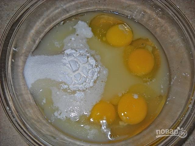 3.	В другую миску выложите куриные яйца, сахар, лимонный сок, разрыхлитель.