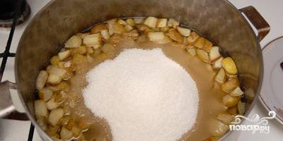 Добавить оставшийся сахар и варить до готовности примерно час, постоянно помешивая.
