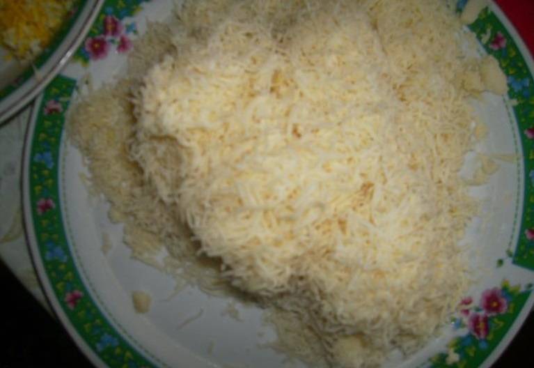 Сыр также натираем на мелкой терке.