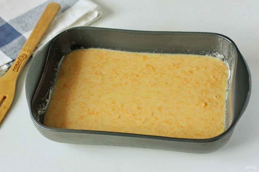 Перемешайте и вылейте тесто в смазанную маслом форму. Дно и бока предварительно обсыпьте манкой. Выпекайте в духовке при температуре 190 градусов около 40-45 минут.
