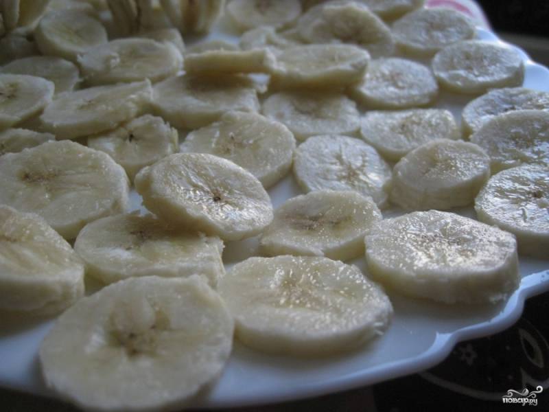 3. Бананы чистим и режем кружочками.