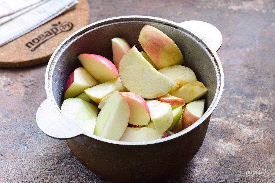 Переложите яблоки в кастрюлю, добавьте воду и поставьте на средний огонь под крышку.