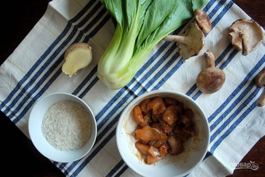 Сначала нужно замариновать куриную грудку в смеси кунжутного масла, соевого и устричного соуса, щепотки перца. Оставьте в холодильнике на ночь. Затем промойте рис и грибы шиитаке, а также капусту.