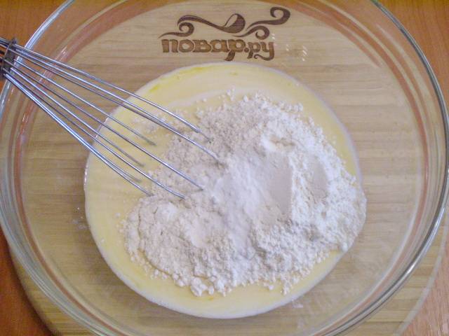 Просеиваем муку, частями вводим в тесто. Добавляем в процессе соду, её нужно гасить уксусом.