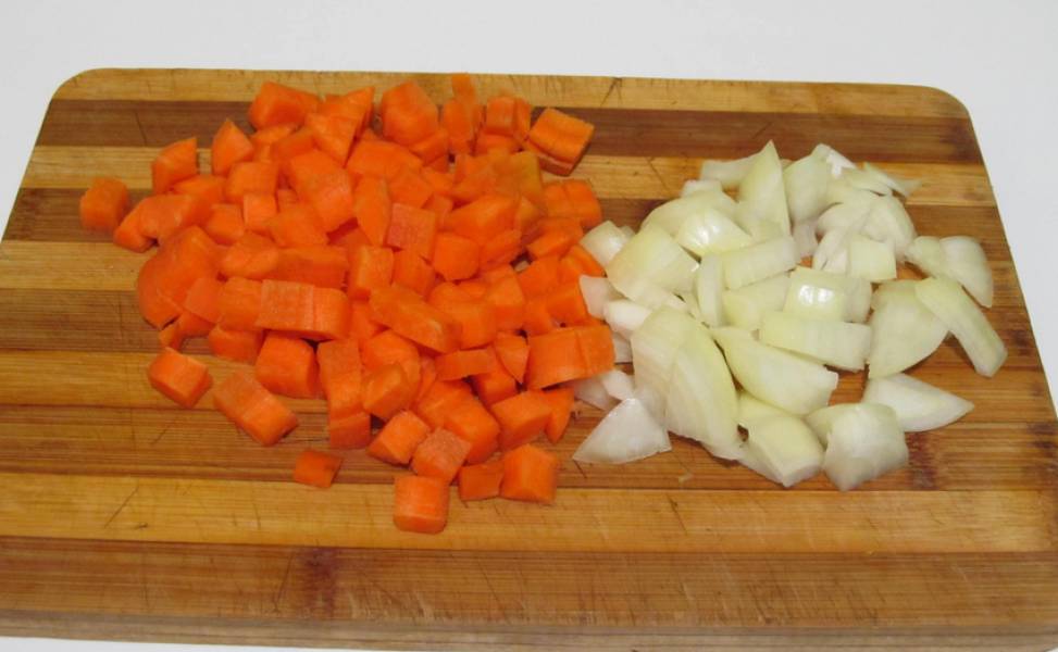 Лук и морковь очищаем и нарезаем мелкими кубиками.