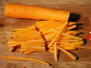 Морковь порежьте соломкой.