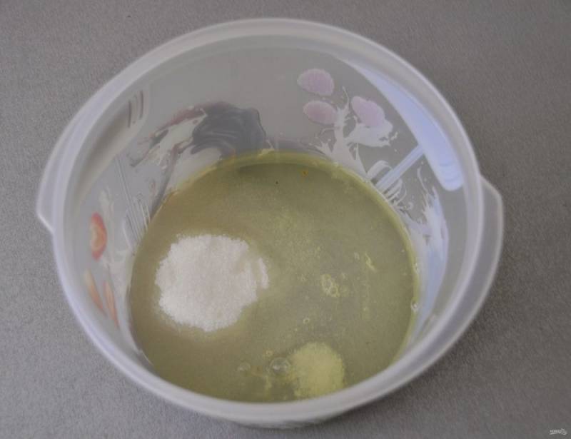 Пока готовится опара, в миску для взбивания влейте яичные  белки и добавьте оставшийся сахарный песок.