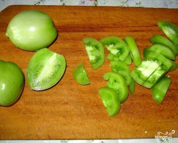 2. Тщательно моем помидоры, нарезаем их на части. Оптимально резать их на нетолстые дольки.  Отправляем их в емкость, в которой они будут вариться.