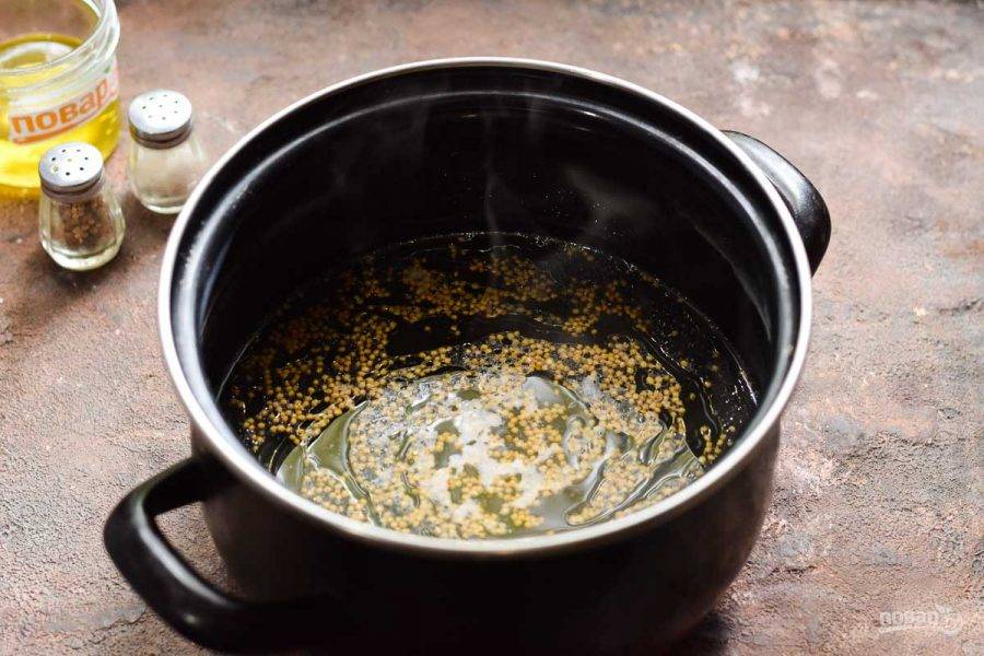 Приготовьте маринад. В воду добавьте горчицу, мед и соль, уксус. Проварите 30 секунд.