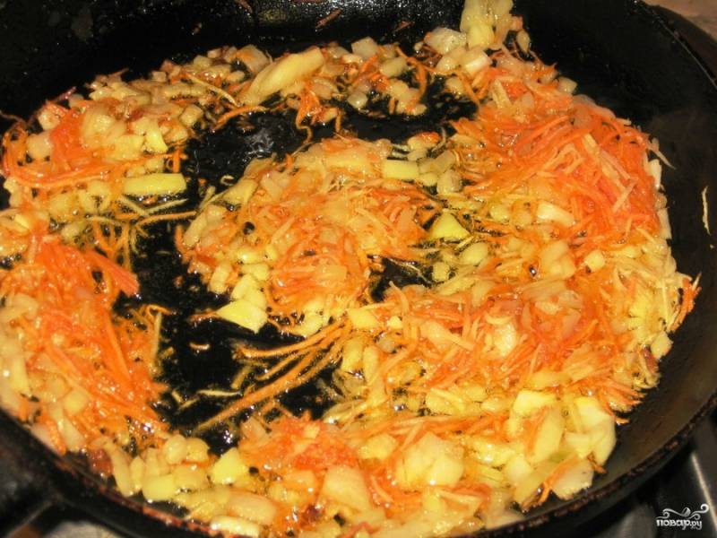 5.	Разогреваем на сковороде растительное масло. В раскаленное масло выкладываем лук с морковью и обжариваем овощи до прозрачности лука.
