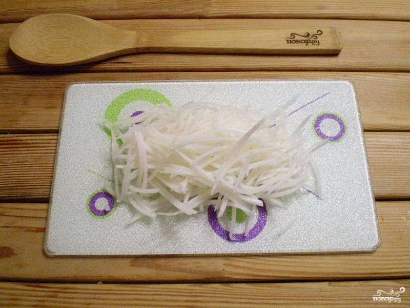2. Очищенный дайкон натрите на крупной терке. Я часто использую терку для овощей по-корейски.