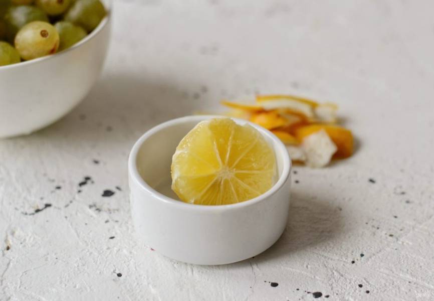 Лимон очистите от кожуры и косточек. 