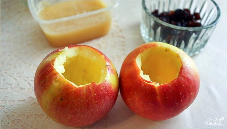 2. Вымойте и обсушите яблоки. Острым ножом вырежьте сердцевину. Лучше всего использовать твердые яблочки с небольшой кислинкой. 