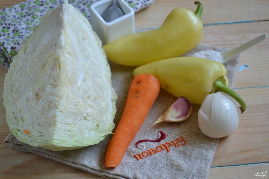 Подготовьте все необходимые ингредиенты. Очистите лук и морковь. У капусты снимите верхние листочки. Все овощи хорошо помойте под проточной водой.