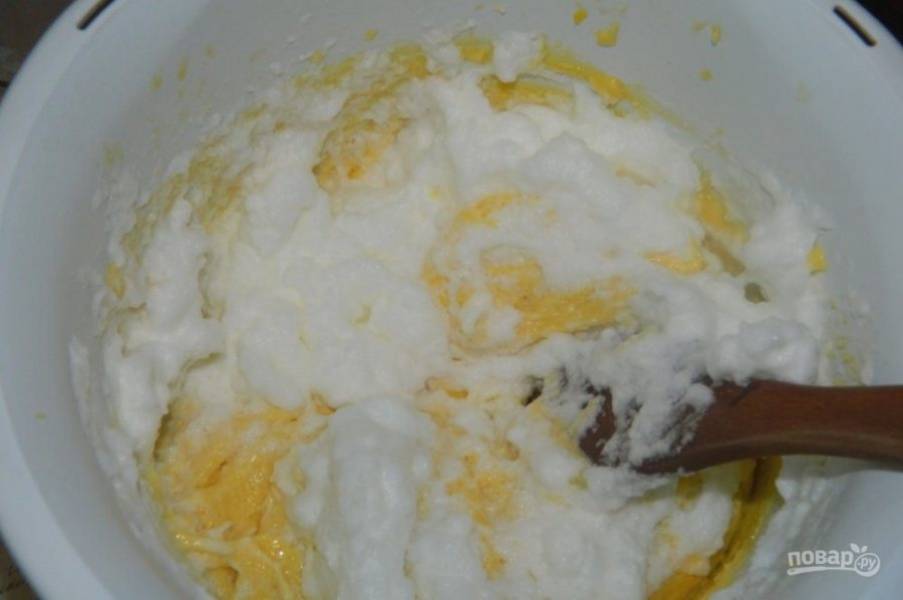 Отдельно взбейте белки в пышную массу, введите их в тесто. Перемешайте лопаткой.