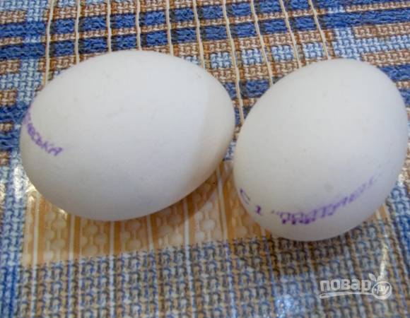 1. Первым делом поставьте варить вкрутую яйца. 