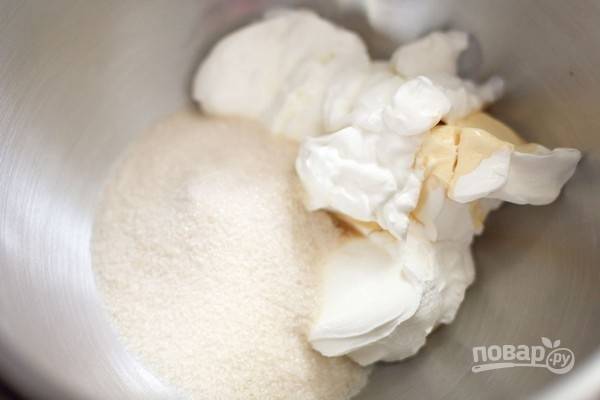 Для крема, в течение 5 минут взбивайте вместе сметану, сахар и ванильный экстракт.