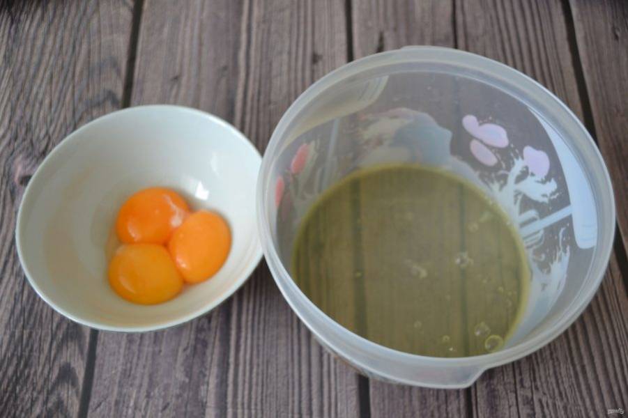 Разделите белки и желтки трёх яиц.