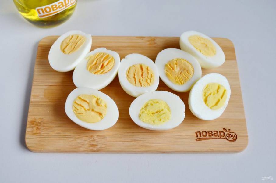 3. Вареные яйца очистите аккуратно и порежьте на половинки.
